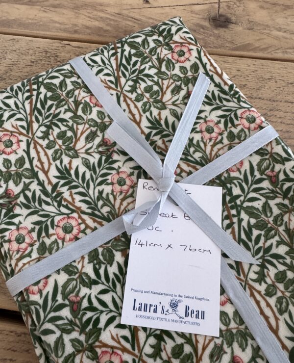 Fabric Remnant 141 x 76cm William Morris Sweet Briar Pvc / Oilcloth Floral Tablecloth Fabric